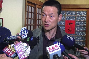 吴兴国会后接受媒体联访说得火气十足(陈智晟摄影)